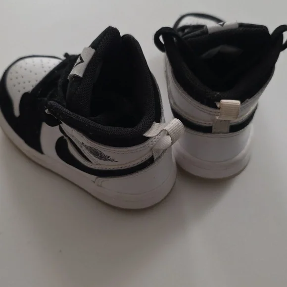Jordan 1 Mid SE Toddler Black and White Sneakers - Picture 4 of 7